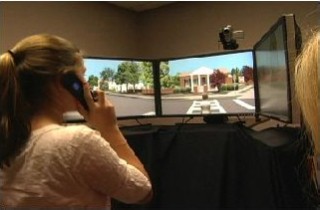 「携帯通話しながらの道路横断は危険」　米アラバマ大学がVR実験