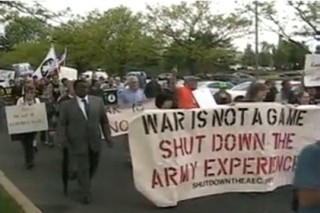 米軍の募兵用ゲームセンターに反対するデモで逮捕者